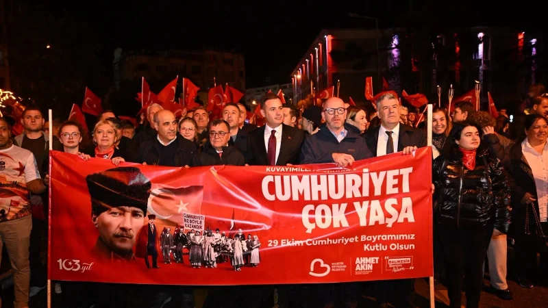 Balıkesir'de 29 Ekim Coşkusu: Fener Alayı ve Emir Can İğrek Konseri