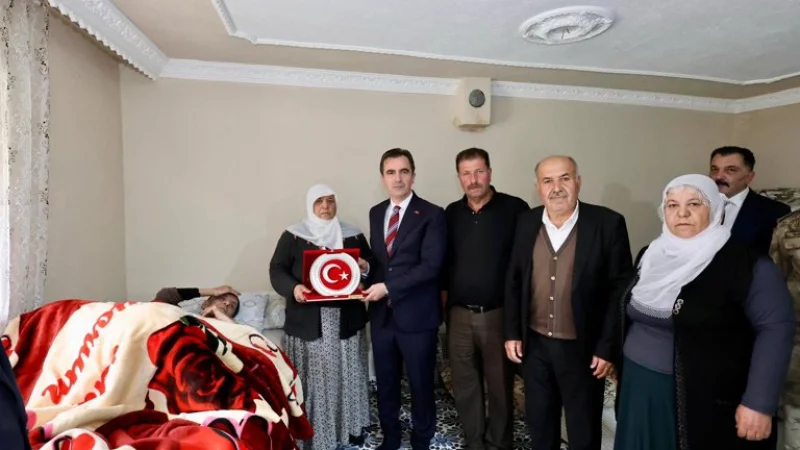 Bitlis Valisi Ahmet Karakaya'dan Kıbrıs Gazisi Ferzende Belek'e Ziyaret