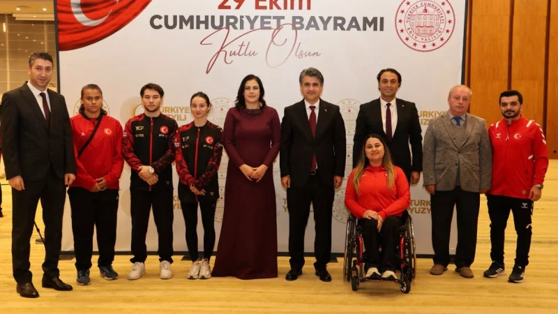 Bolu'da Cumhuriyet Bayramı Coşkusu: Resmi Bayramlaşma Töreni Düzenlendi