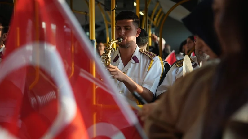 Düzce'de Halk Otobüsünde Sürpriz Cumhuriyet Bandosu