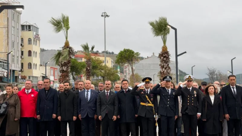 Eceabat'ta 29 Ekim Cumhuriyet Bayramı'nın 103. Yıl Dönümü Çelenk Sunma Töreni Gerçekleştirildi