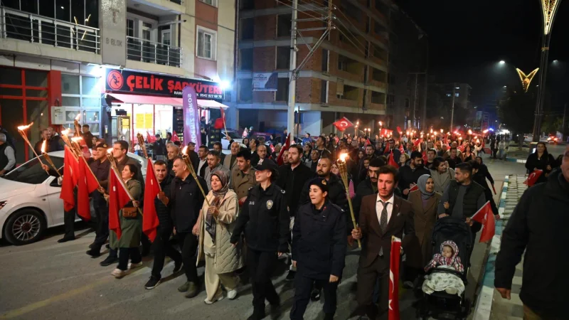 Emirdağ'da 29 Ekim Coşkusu Fener Alayı ve Konserle Kutlandı