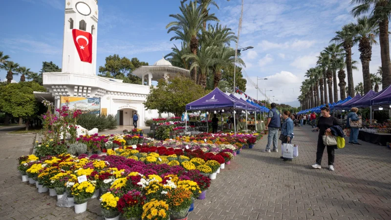 İzmir'de Balkon-Bahçe Bitkileri ve Bal Üreticileri Festivali Kültürpark'ta Kapılarını Açtı