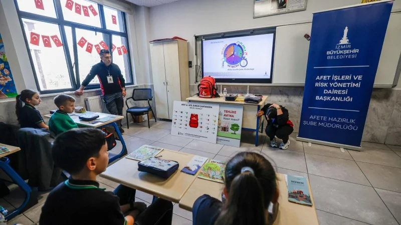 İzmir'de öğrencilere deprem çantası ve afet bilinci eğitimi