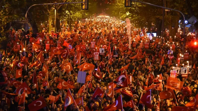 Kadıköy'de Yüz Binlerce Kişinin Katılımıyla Büyük Cumhuriyet Yürüyüşü Gerçekleştirildi