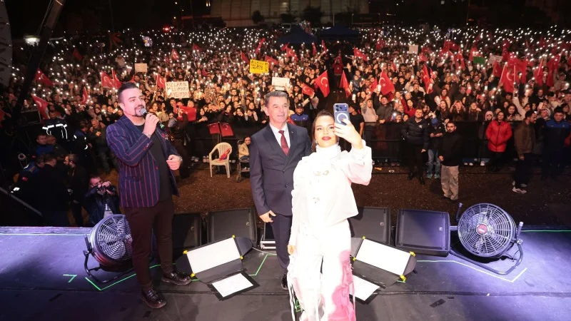 Kapaklı'da 29 Ekim Cumhuriyet Bayramı Coşkusu: Fener Alayı ve Bengü Konseri
