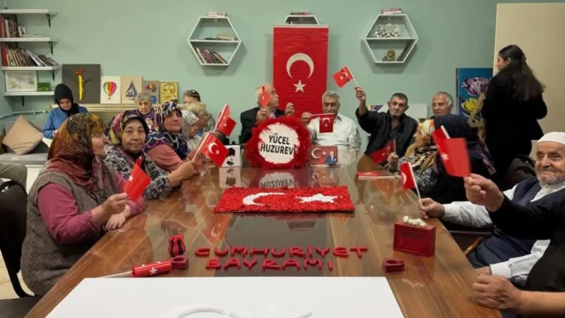 Karabük'te Huzurevi Sakinlerinden Cumhuriyet Coşkusu