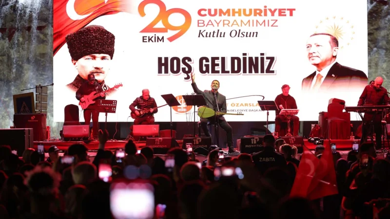 Keçiören'de Cumhuriyet Bayramı Coşkusu Uğur Işılak Konseriyle Kutlandı