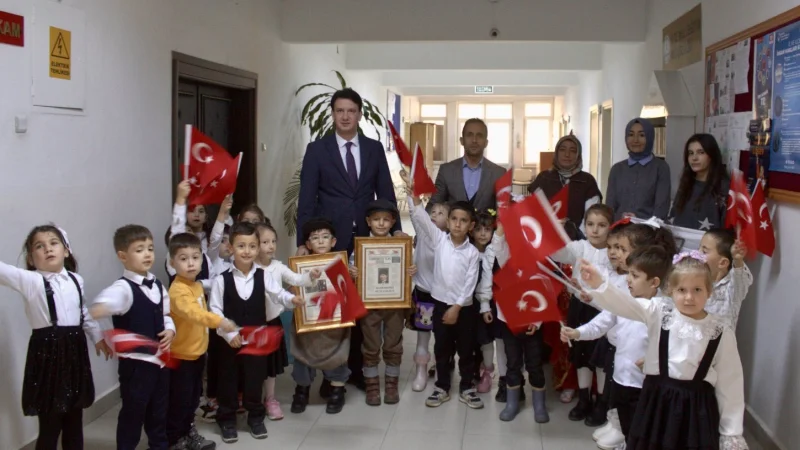 Keles Anaokulu Öğrencilerinden Kaymakam Gürses'e Cumhuriyet Gazetesi Sürprizi