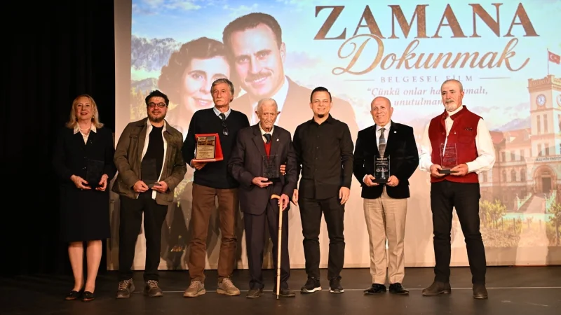 Manisa'da 'Zamana Dokunmak' Belgeseli Sinemaseverlerle Buluştu