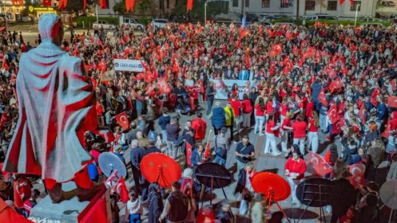 Ordu'nun Ünye İlçesinde Cumhuriyet Coşkusu Fener Alayı ile Yaşandı