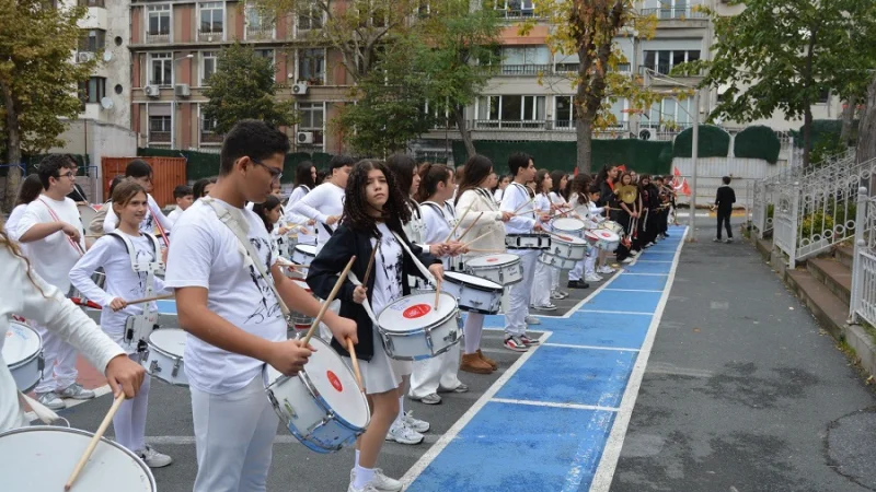 Şişli'de Cumhuriyet Bayramı Coşkusu: Öğrencilerden Bando Eşliğinde Yürüyüş