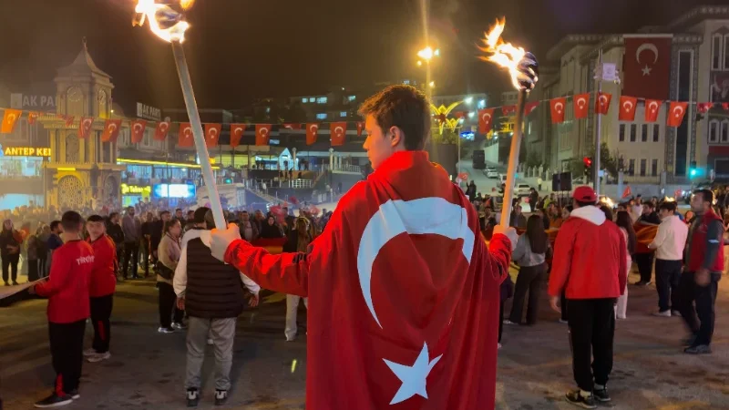 Tosya'da 29 Ekim Coşkusu: Fener Alayı Düzenlendi