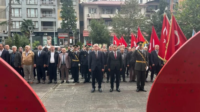 Trabzon'un Of İlçesinde Cumhuriyet'in 103. Yılı Kutlamaları Çelenk Töreniyle Başladı