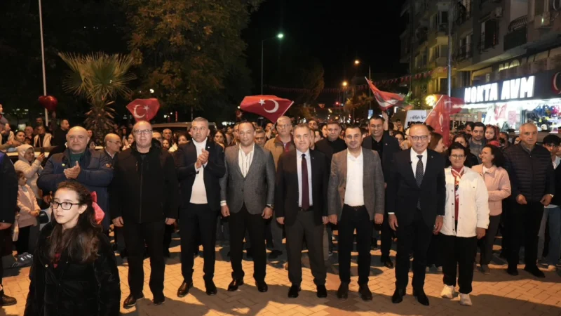 Turgutlu'da 29 Ekim Cumhuriyet Bayramı Kapsamında Fener Alayı Düzenlendi