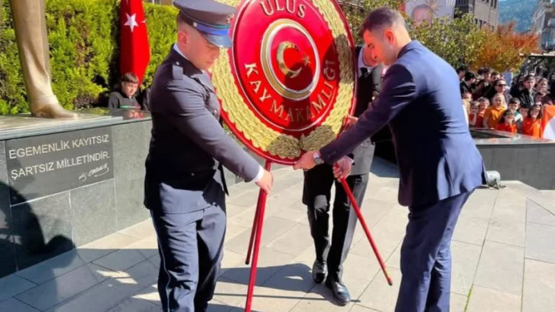 Ulus'ta 29 Ekim Cumhuriyet Bayramı Çelenk Sunma Töreni Gerçekleştirildi