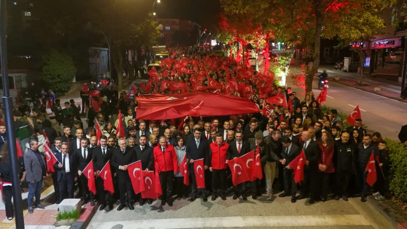 Uşak'ta Cumhuriyet Coşkusu: Binlerce Vatandaş Fener Alayı'nda Buluştu