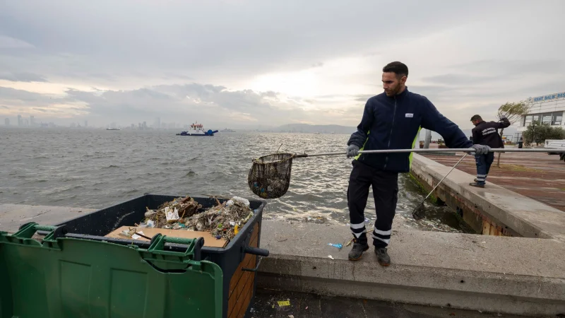 İzmir Körfezi’nde Yağış Sonrası Yoğun Yüzey Temizliği