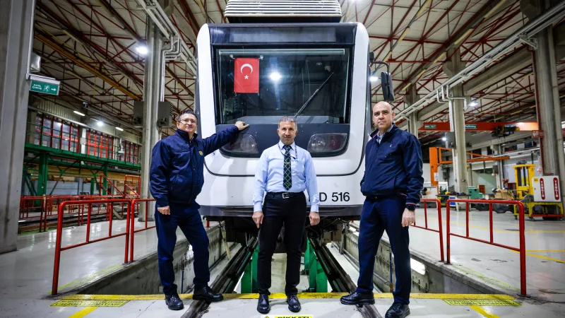 İzmir Raylarında Çeyrek Asırlık Emek: İlk Günden Bu Yana Görev Yapan Vatmanlar Anlattı