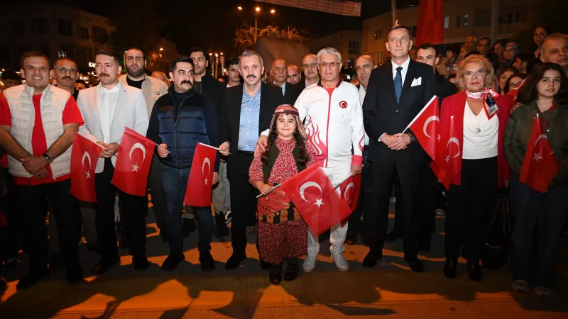 Kemer'de Cumhuriyet Bayramı Coşkusu: Fener Alayı ve Koray Avcı Konseri