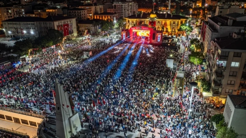 Manisa'da Cumhuriyet Coşkusu Göksel Konseriyle Sürecek